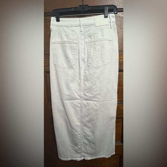 NWT Express Women’s High Waisted White Denim Maxi Skirt
Sz 2 14 - Picture 2 of 4